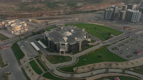 Vista-Aérea-Del-Edificio-De-La-Oficina-Central-De-La-Ciudad-De-Bahria-En-Karachi