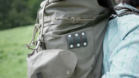 seguimiento manual de un mochilero milenario caminando por un sendero de montaña