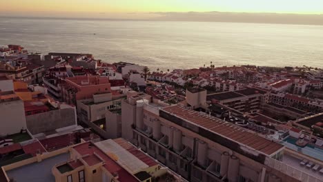 Popular-tourist-resort-in-Santiago-Del-Teide,-magnificent-skyline-in-background