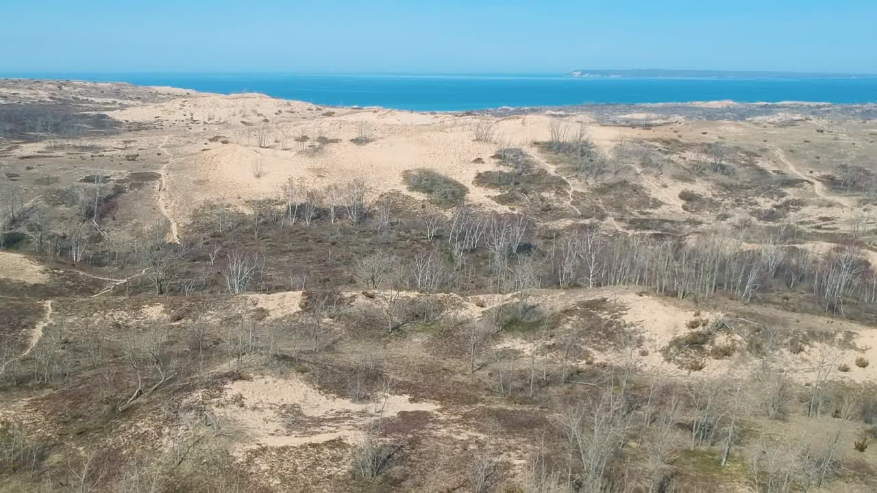 tiro de drone de dunas de arena de oso durmiente a orillas del lago nacional en michigan