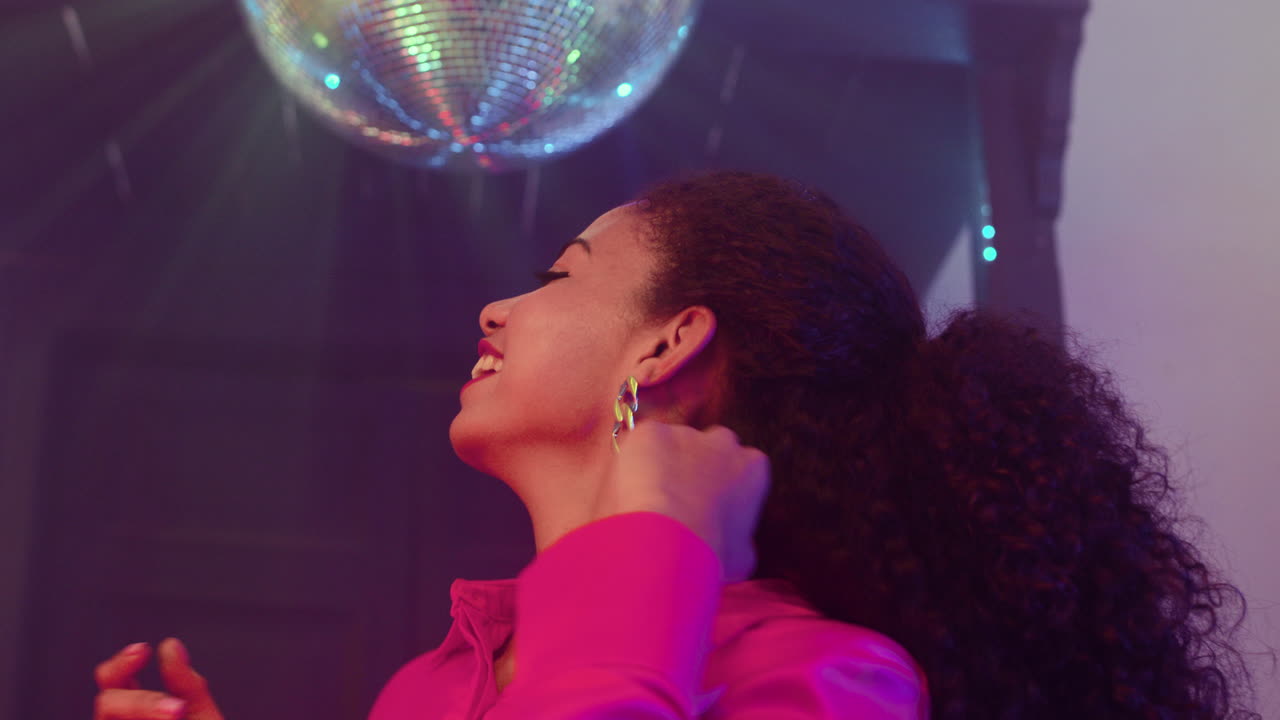 mujer afroamericana bailando