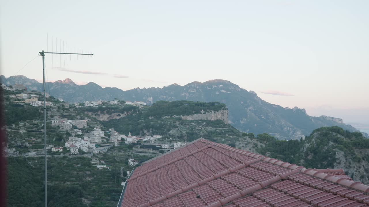 와인 잔을 든 여자가 이탈리아 해안 풍경을 바라보며 술을 마시고 있다