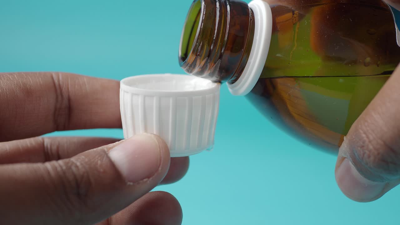 액체 의약품을 측정 컵에 부어 넣는 것