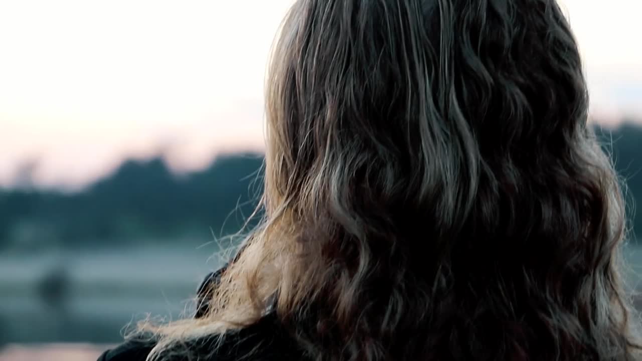 전문적이고 비싼 dslr 카메라로 사진을 찍는 젊은 여성 사진작가의  ⁇ 을 천천히  ⁇ 습니다.