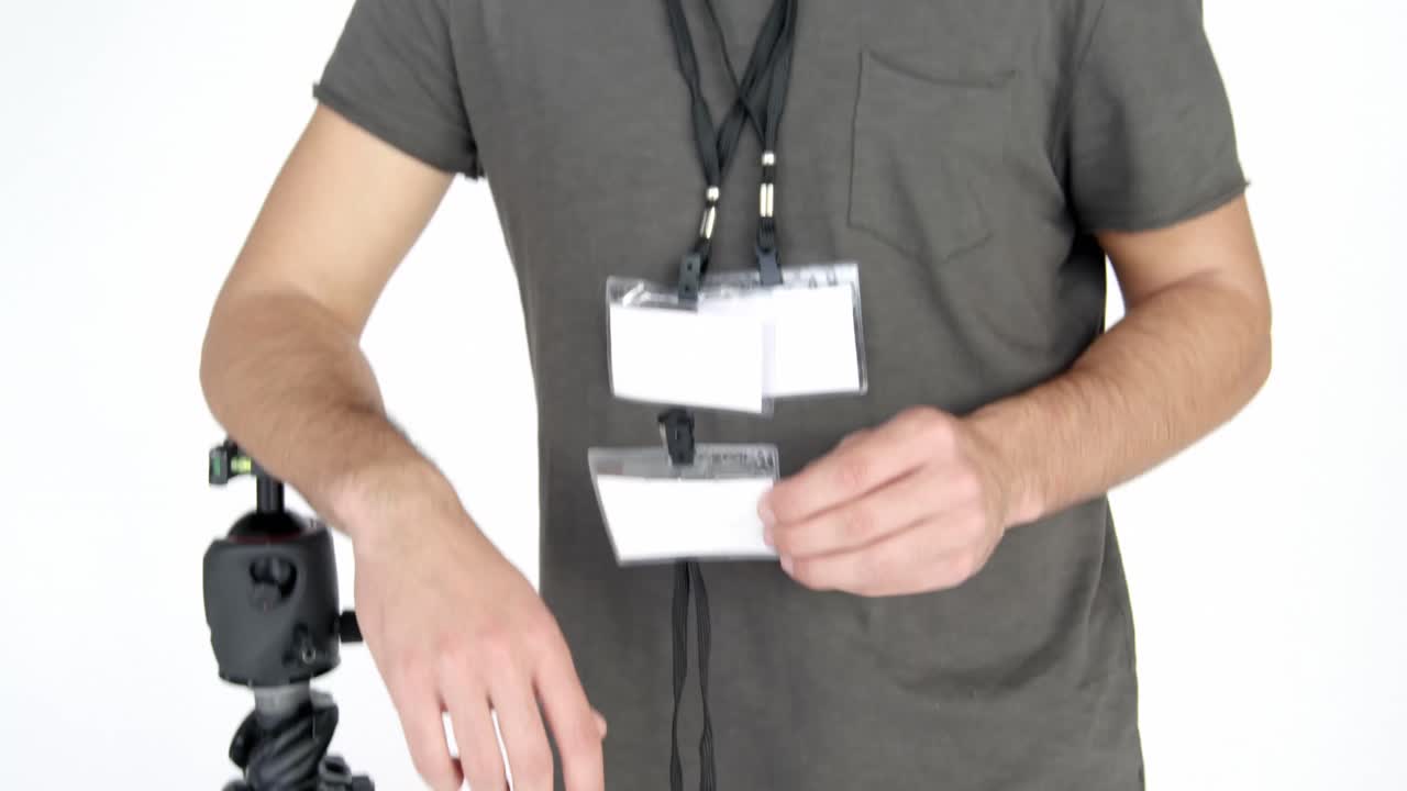 retrato del fotógrafo que muestra su tarjeta de identidad