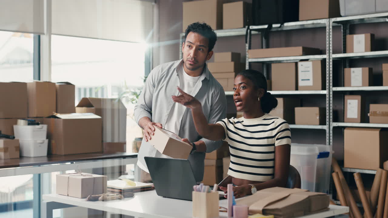 Propriétaires d'entreprise diversifiés discutant des commandes d'expédition dans un entrepôt e-commerce