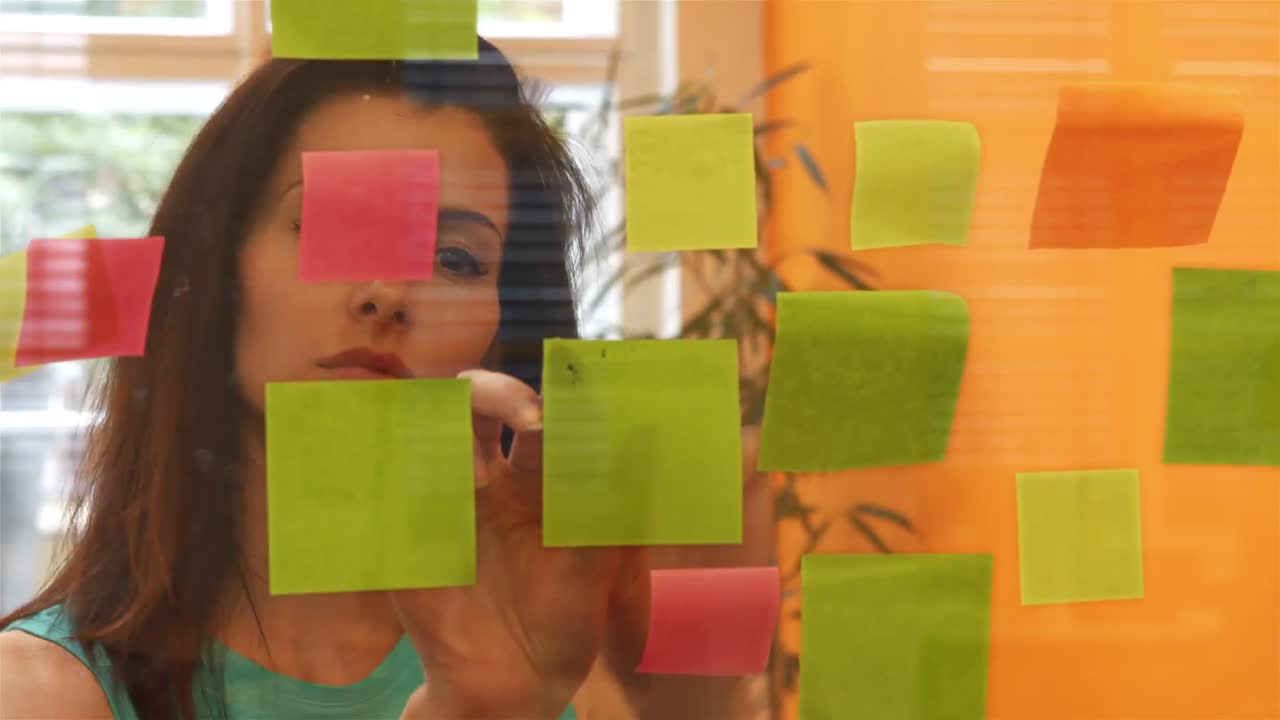 mujer ejecutiva leyendo notas adhesivas