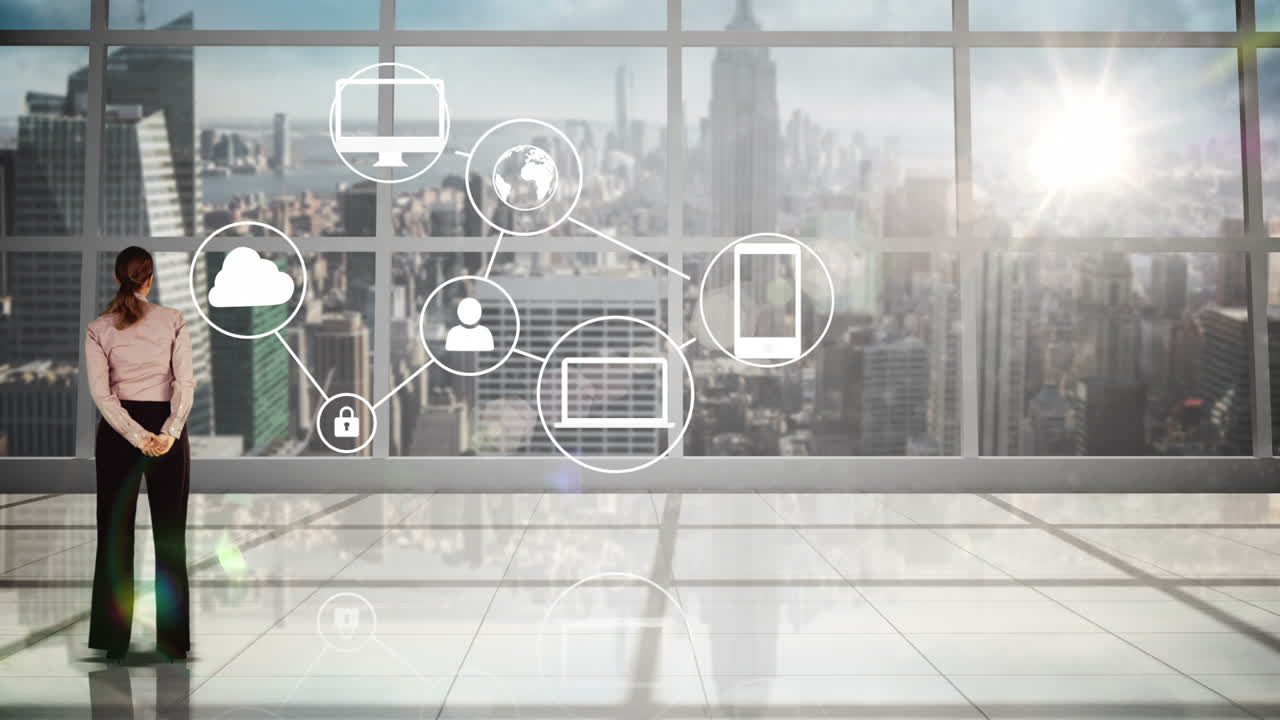 アプリのインターフェイスを見ているビジネスウーマン