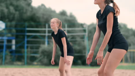 Cuatro-Niñas-Jugando-Voleibol-En-La-Playa.-Red-De-Voleibol-De-Playa-Mujeres-En-Bikini.-Ilustración-De-Dibujos-Animados-Plana.-Comienza-El-Juego-La-Niña-Sosteniendo-La-Pelota.