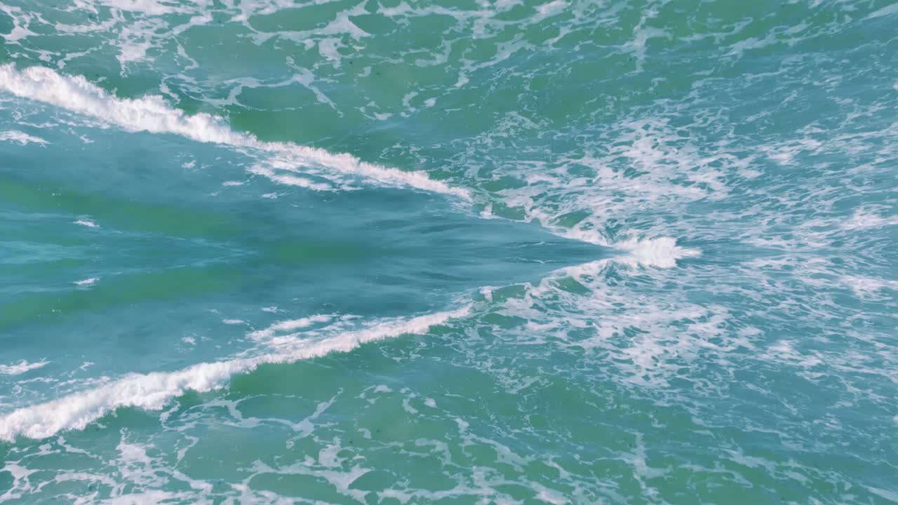 청록색 물결의 꿈결 같은 반사, 앞으로 날아가는 공중 드론, 낮