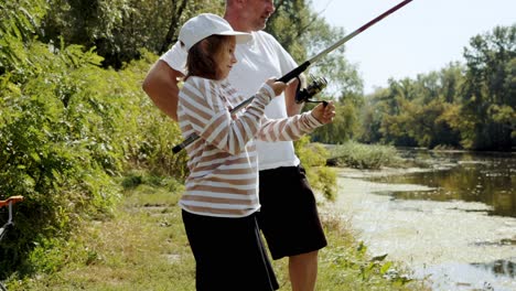 padre e hija pescando juntos