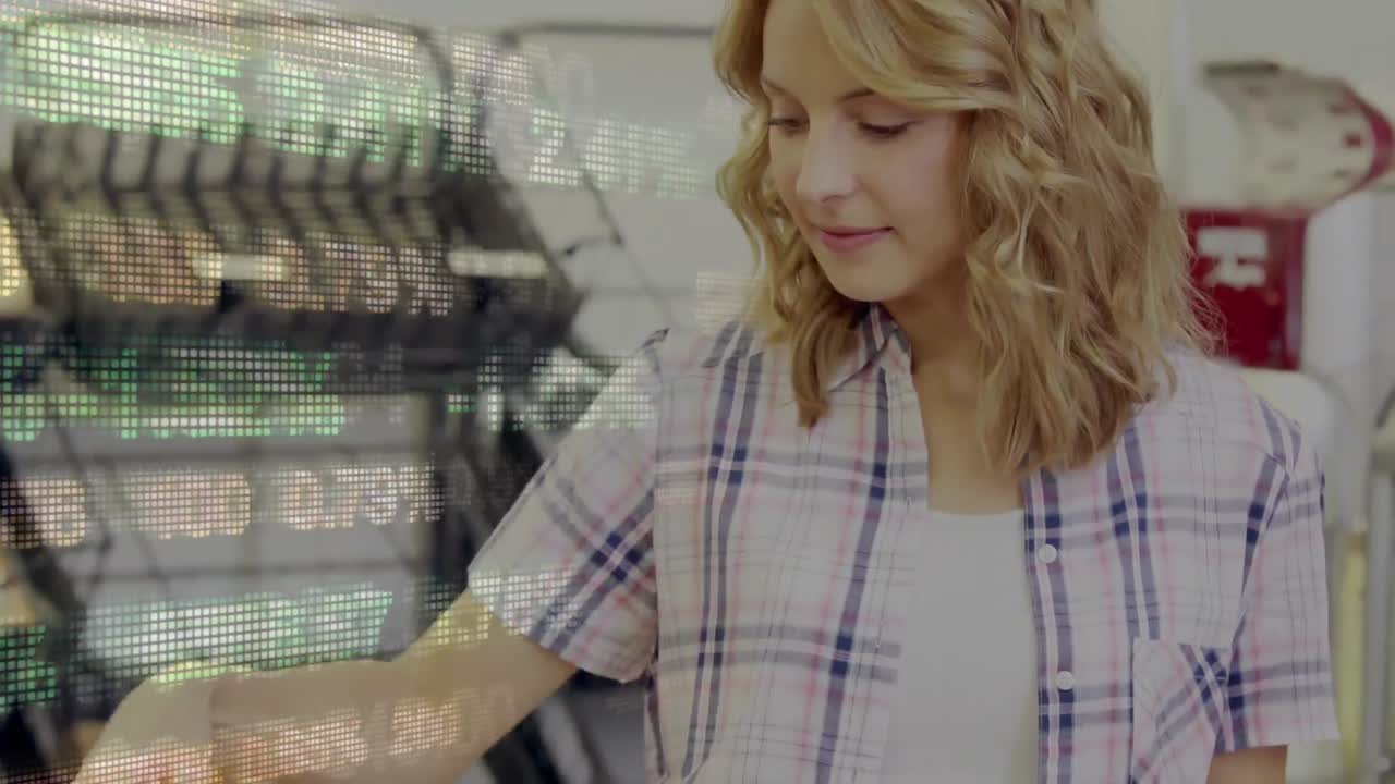 주식 시장 데이터 처리가 식료품 가게에서 여성 쇼핑을 반대합니다.