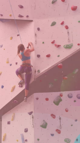 formas abstractas y coloridas contra la mujer caucásica en forma escalada en el gimnasio
