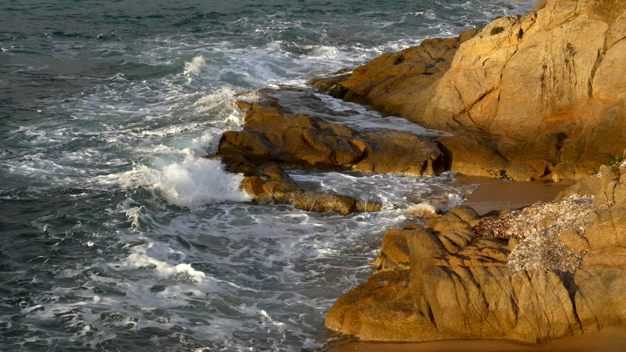 Scogli costieri in un placido paesaggio marino al tramonto