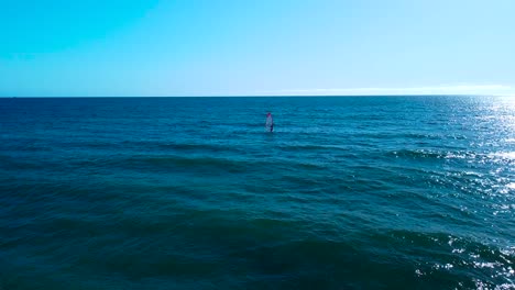 vista de drones de windsurfista en el océano