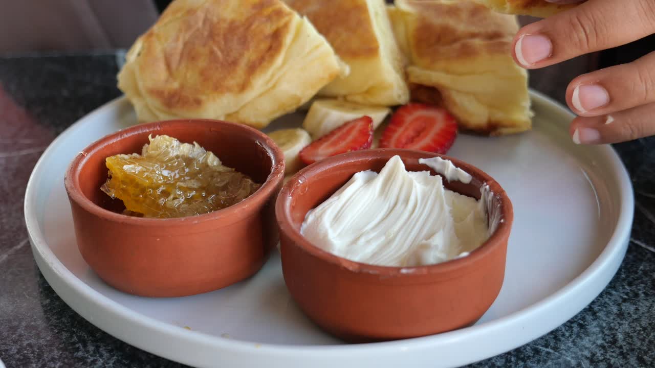 desayuno con miel y yogur