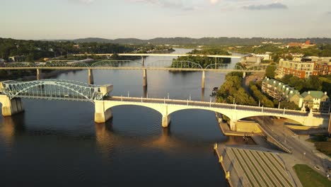 hermosa antena sobre el puente de market street y el río tennessee en chattanooga