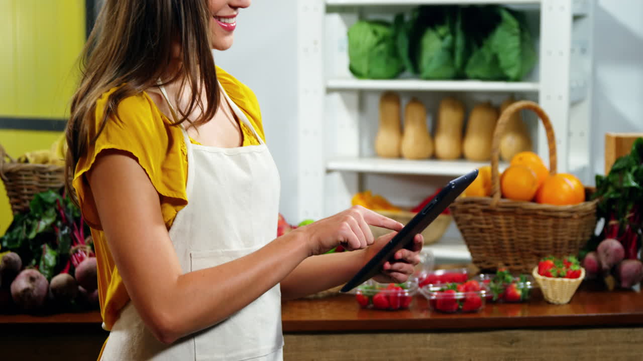 trabajadora que utiliza una tableta digital