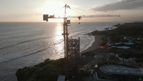 órbitas aéreas torre grúa edificio complejo de playa tropical al atardecer