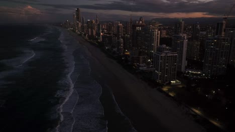 Paraíso-De-Los-Surfistas,-Costa-Dorada,-Queensland,-Australia,-Zumbido,-Justo-Después-Del-Atardecer,-Las-Luces-De-La-Ciudad-Se-Encienden-En-Este-Maravilloso-Destino