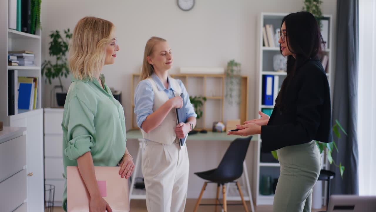 상사가 사무실 직원들에게 새로운 직장을 제시합니다.