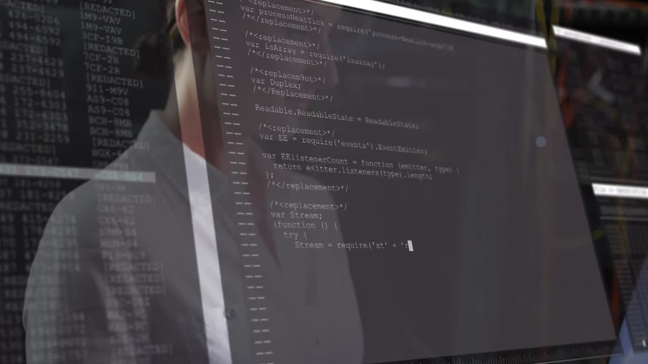 animación del procesamiento de datos sobre una mujer caucásica usando una tableta en la sala de servidores