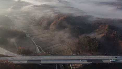 Una-Escena-De-Carretera-De-Otoño-Brumoso