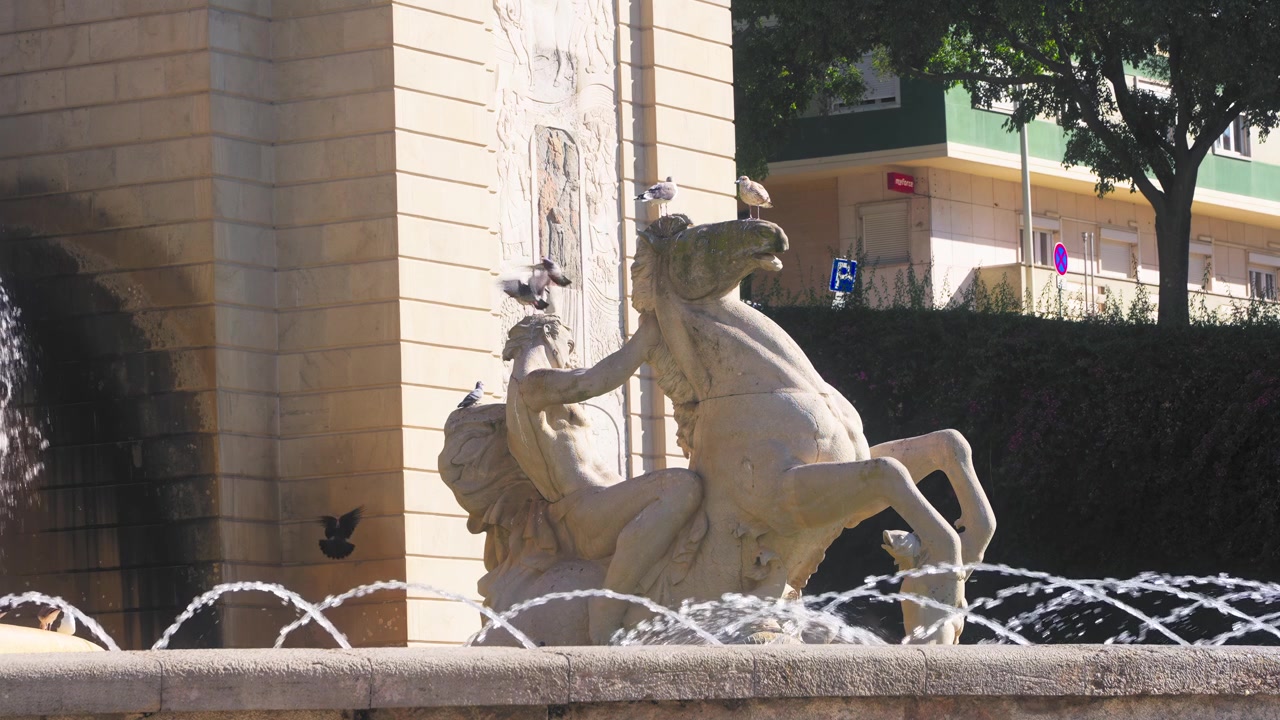 Statua alla Fonte Luminosa a Lisbona, Portogallo.