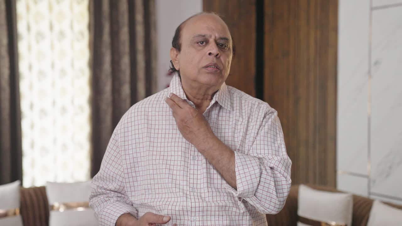 viejo indio preparándose para salir