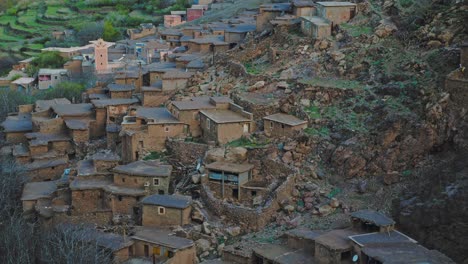 Casas-Rurales-Típicas-Marroquíes-En-Pueblo-De-Montaña-En-El-Alto-Atlas,-Marruecos