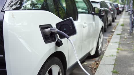 estación de carga de vehículos eléctricos con moderna tecnología de conexión