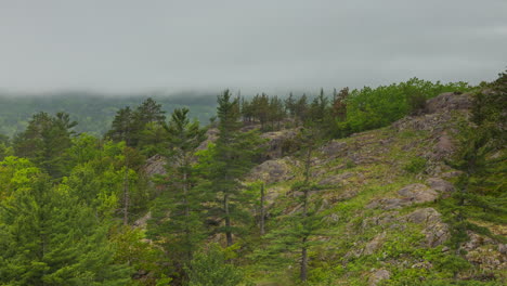 Zeitraffer-Von-Nebel-Und-Wolken,-Die-Um-Die-Felsigen-Hügel-Im-Norden-Von-Michigan-Wirbeln