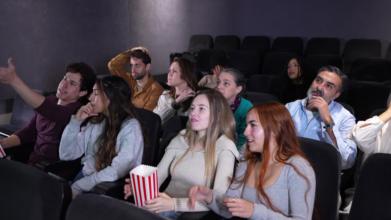 Reazioni del pubblico in una sala cinematografica