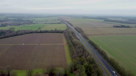 Drohnenaufnahmen-Des-Fließenden-Verkehrs,-Der-Entlang-Der-Zweispurigen-A2-Canterbury-Fährt