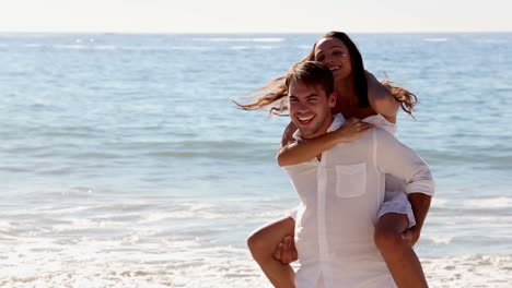 hombre devolviendo un cerdo a su novia