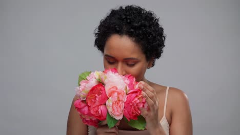 Hogar,-Mejoras-Para-El-Hogar-Y-Concepto-Interior-Mujer-Joven-Colocando-Flores-En-La-Mesa-De-Café