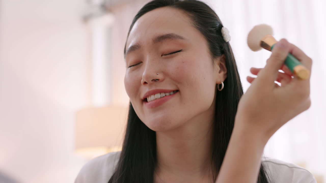 스킨케어, 브러시 및 메이크업 아티스트가 아시아에서 일하고 있습니다.