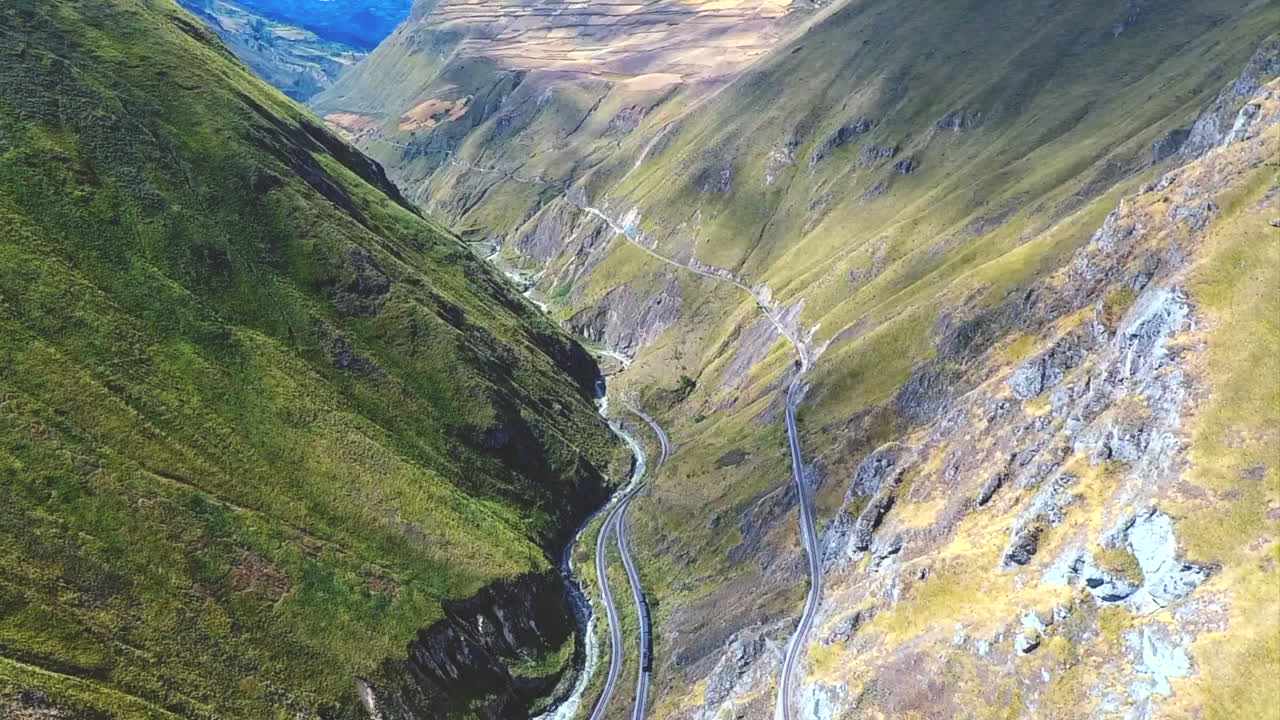 una toma aérea de un tren dando la vuelta a la "nariz del diablo" o la nariz del diablo en alausí, provincia de chimborazo, ecuador