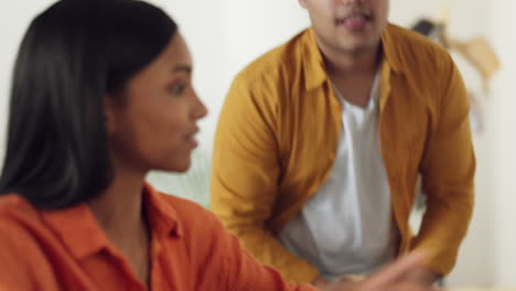pareja, computadora o planificación de diseño de interiores
