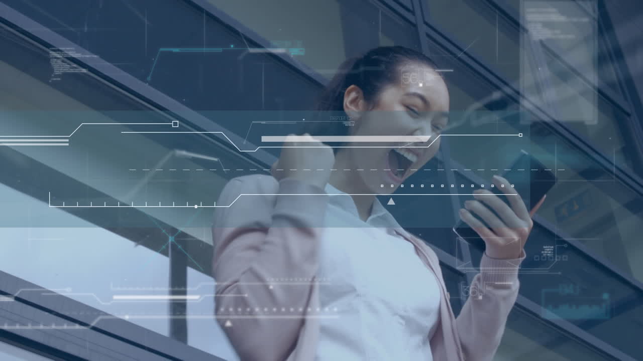 animación de la interfaz y el procesamiento de datos, sobre la celebración de una mujer de negocios feliz usando un teléfono inteligente