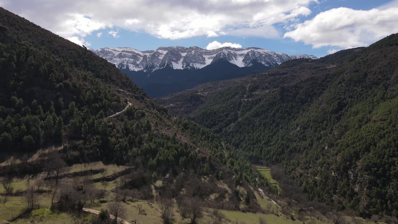 vistas aéreas de un valle con una famosa cordillera cubierta de nieve en los pirineos españoles