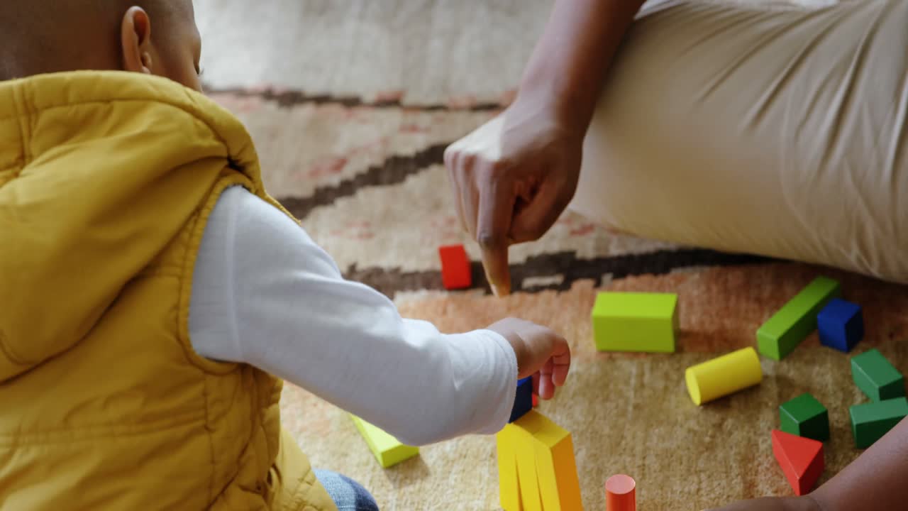 padre e hijo jugando con bloques de construcción en un hogar cómodo 4k
