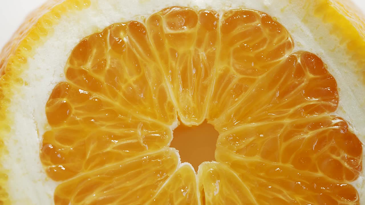 오렌지 조각을 회전시니다.