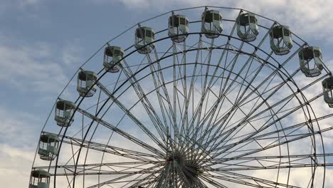 A-ferris-wheel-spinning-against-the-light-in-the-evening-sky-at-an-amusement-park