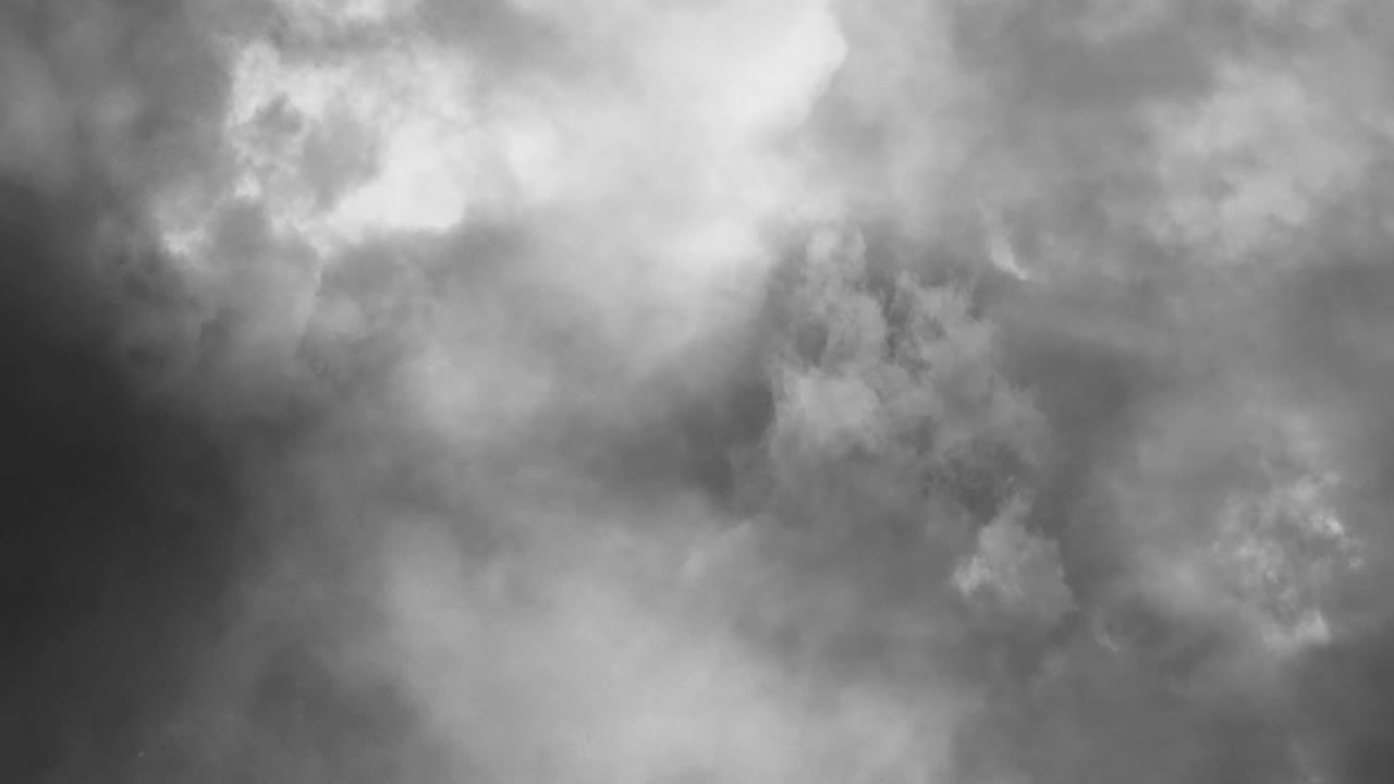 어두운 하늘의 먹구름 위로 번개가 치는 뇌우의 전망