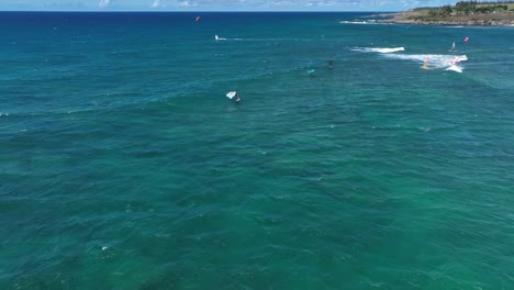 Los-Wing-Foilers-Tallan-Las-Olas-Mientras-Los-Windsurfistas-Están-Cerca-De-Romper-El-Arrecife-De-Hookipa