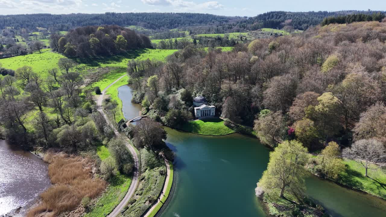 Stourhead anlagte haver og sø, Wiltshire, Storbritannien, drone luftfoto 4K-optagelser