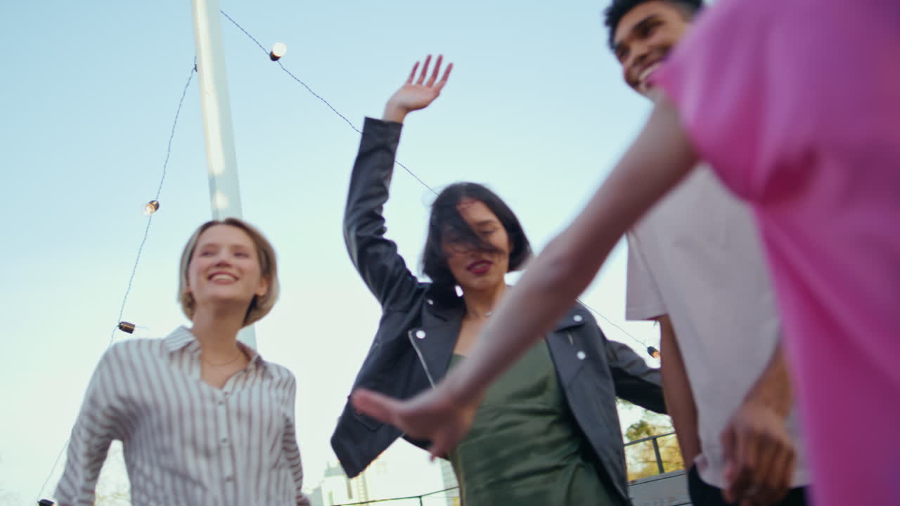 diversos estudiantes bailando juntos en una fiesta en la azotea. jóvenes despreocupados.