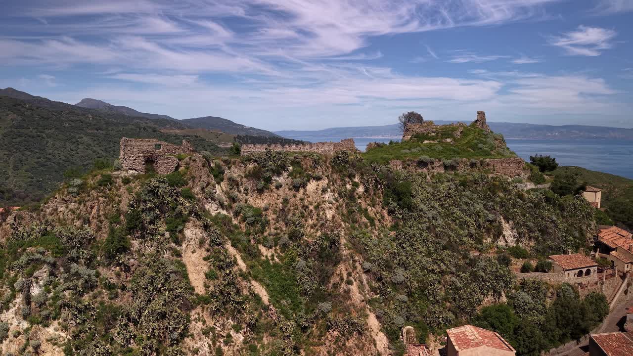 Veduta aerea panoramica del Castello di Pentefur e del paesaggio di Savoca, Sicilia, Italia