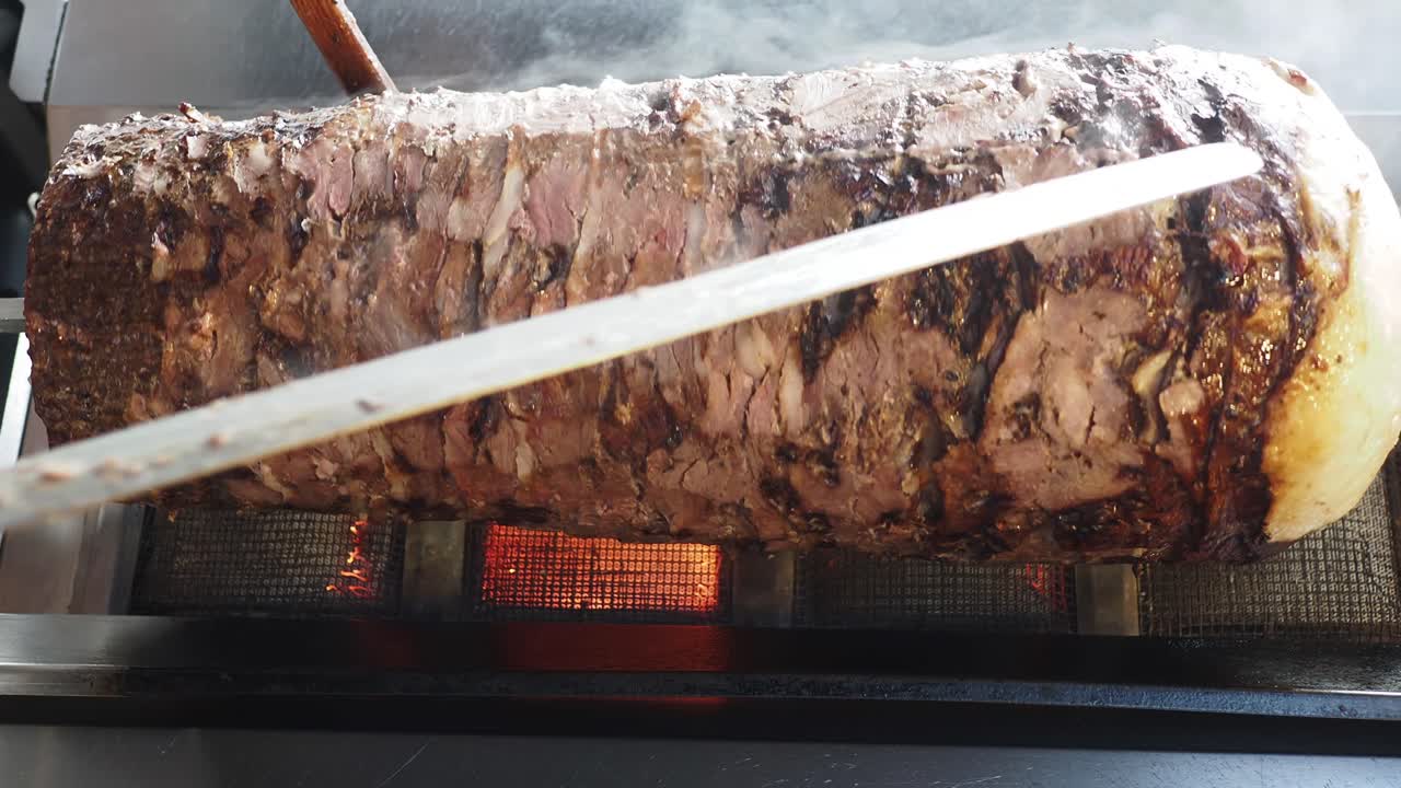preparación deliciosa de kebab doner